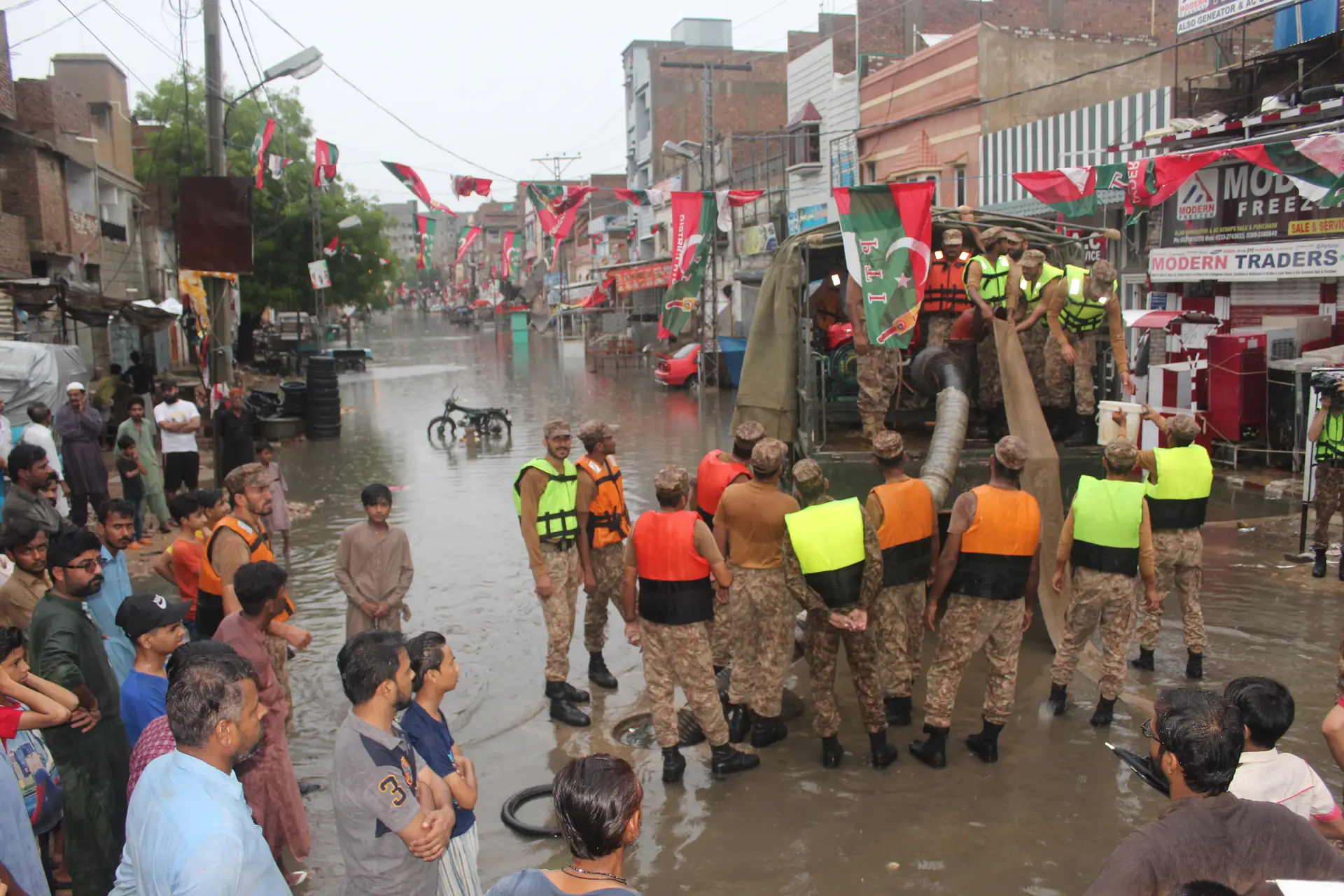 Militares paquistaneses drenam água de esgotos em Hyderabad, Sindh. Das 1208 mortes registadas até agora, mais de 430 correspondem a esta região no sul do país