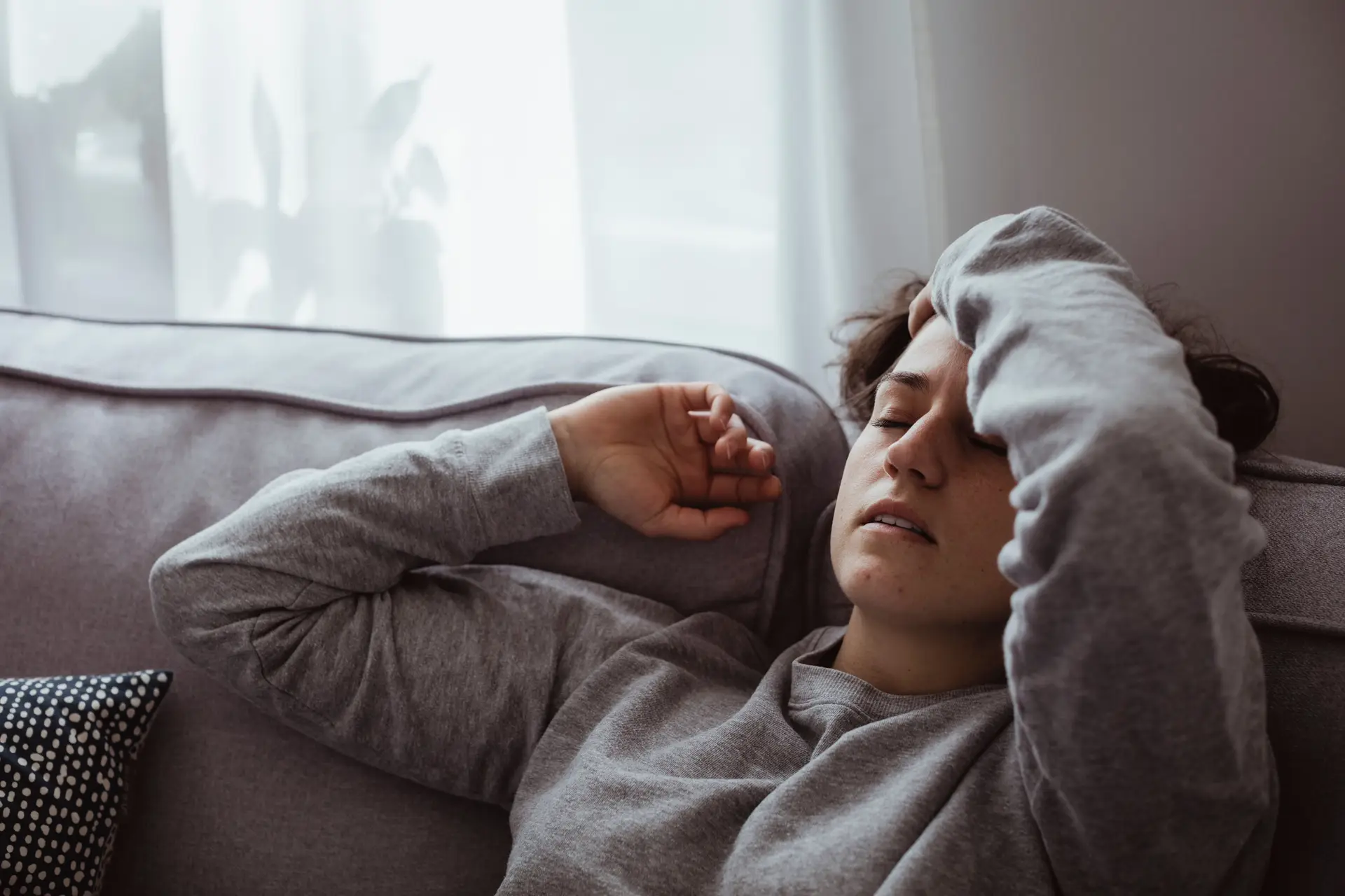 Comportamento online causa problemas em 65% dos jovens, que sentem ansiedade e dificuldades em dormir. Pais estão “alheados” dos problemas