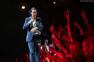 Ninguém canta o amor assim: Nick Cave atirou-se nos braços de Lisboa. A crónica de uma experiência religiosa no festival MEO Kalorama