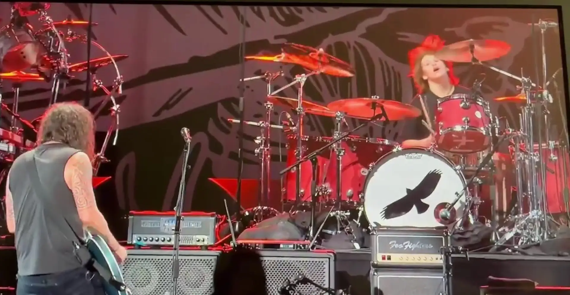 O momento emocionante em que o filho de Taylor Hawkins se juntou aos Foo Fighters para tocar ‘My Hero’ no Estádio de Wembley