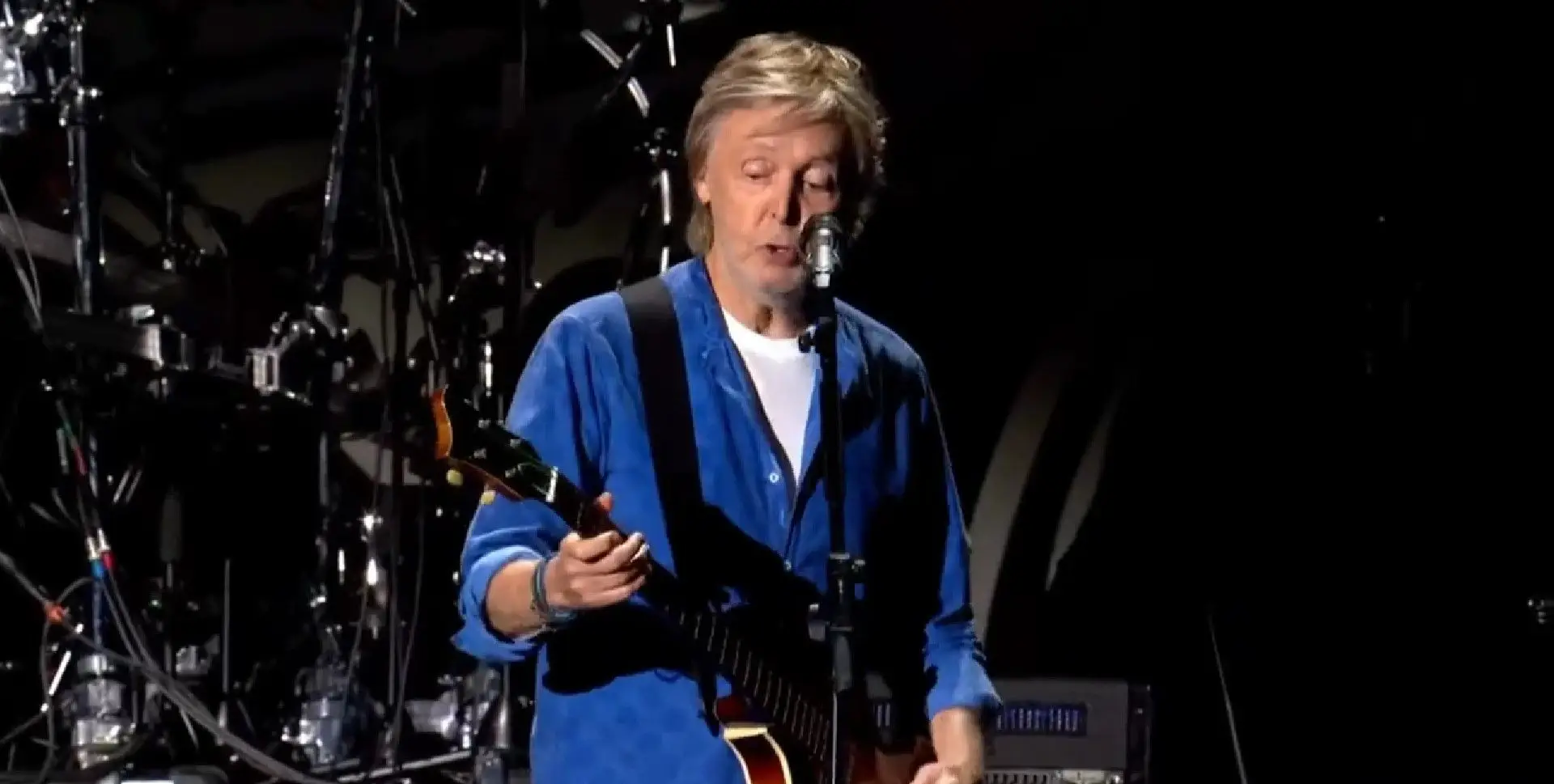 Paul McCartney interpreta 'Oh! Darling' dos Beatles pela primeira vez, durante concerto de tributo a Taylor Hawkins