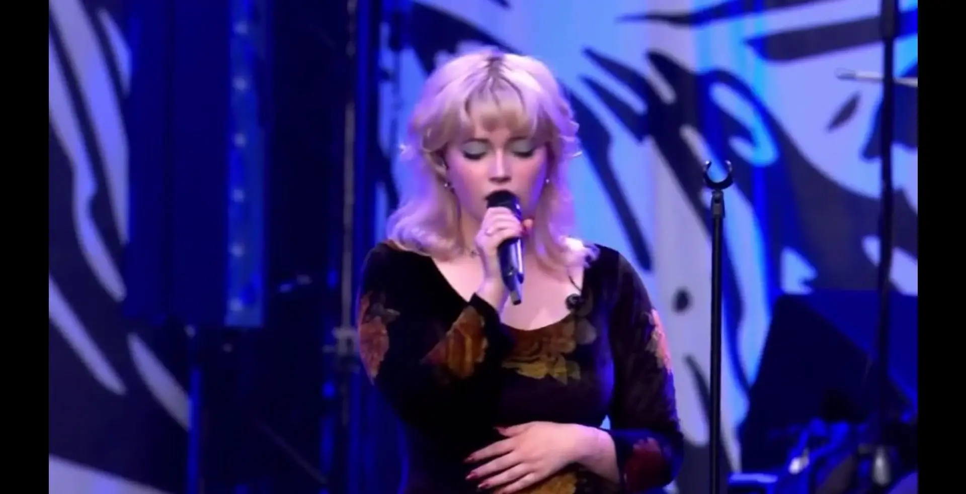 Violet, filha de Dave Grohl, canta dois clássicos de Jeff Buckley para homenagear Taylor Hawkins dos Foo Fighters