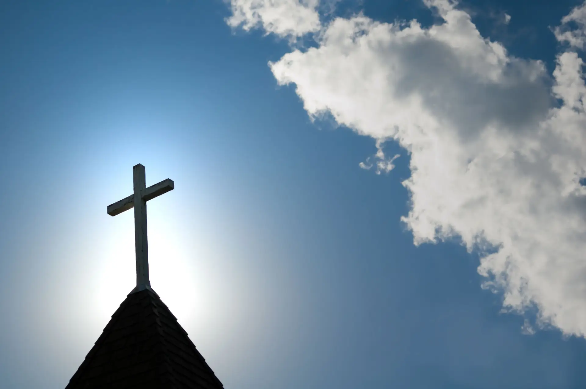 O que pode a igreja fazer com padres acusados? Suspender? Retirar de funções que envolvam crianças? Uma discussão com bispos e um canonista