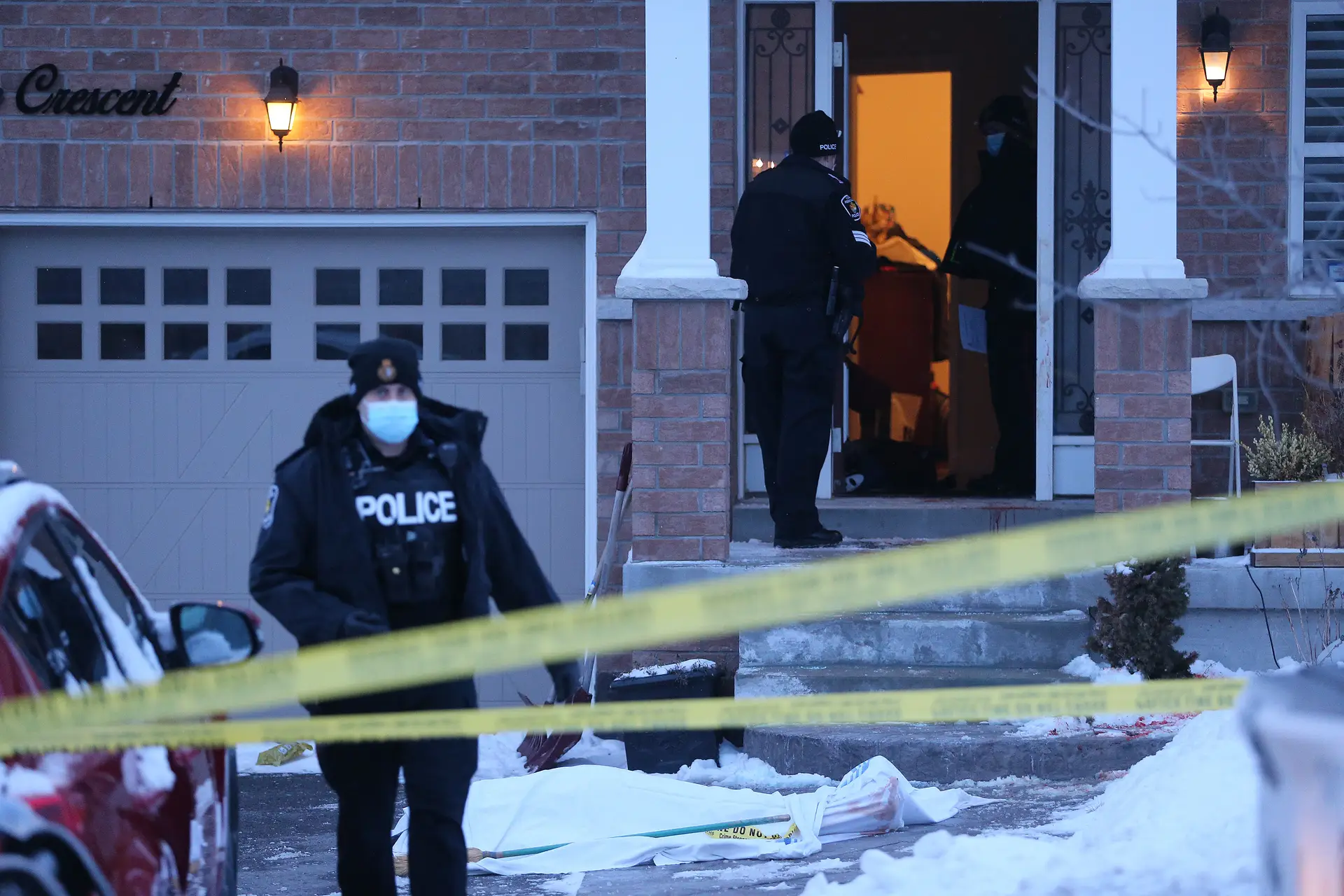 Alegado autor do massacre que vitimou dez pessoas no Canadá continua a monte
