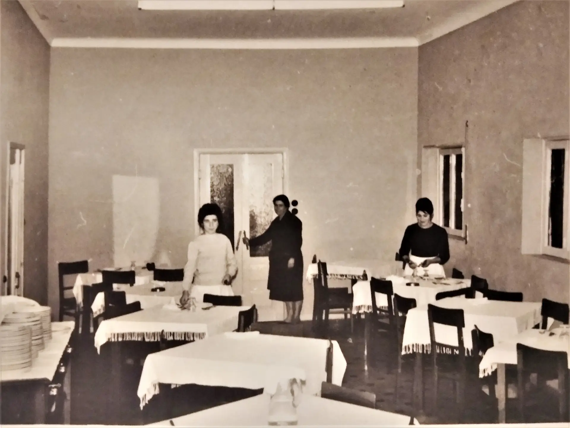 Dia da inauguração d'A Nossa Pensão, em 1962, com Aidé ao centro e Teresa Seabra de branco a prepararem o restaurante