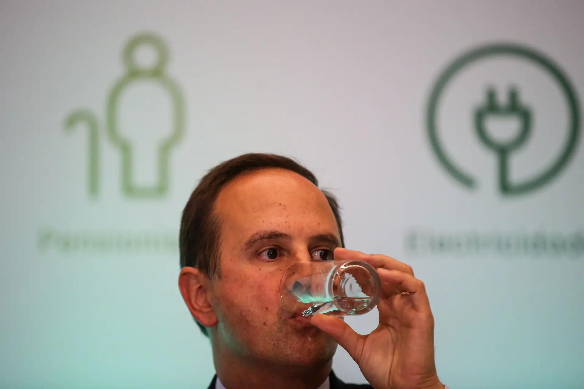 Fernando Medina, ministro das Finanças, entrega a proposta de OE 2023 aos deputados na segunda-feira, dia 10 de outubro