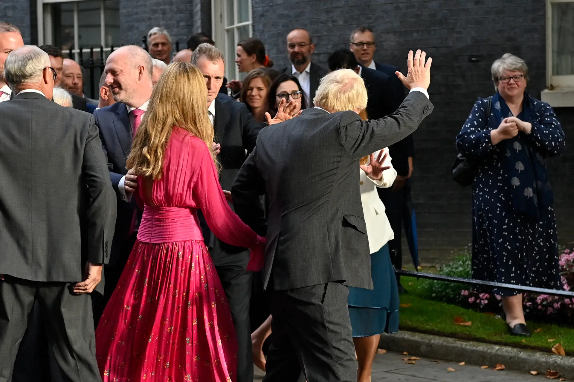 Boris Johnson e a sua mulher, Carrie, abandonando Downing Street após o discurso de despedida do primeiro-ministro britânico