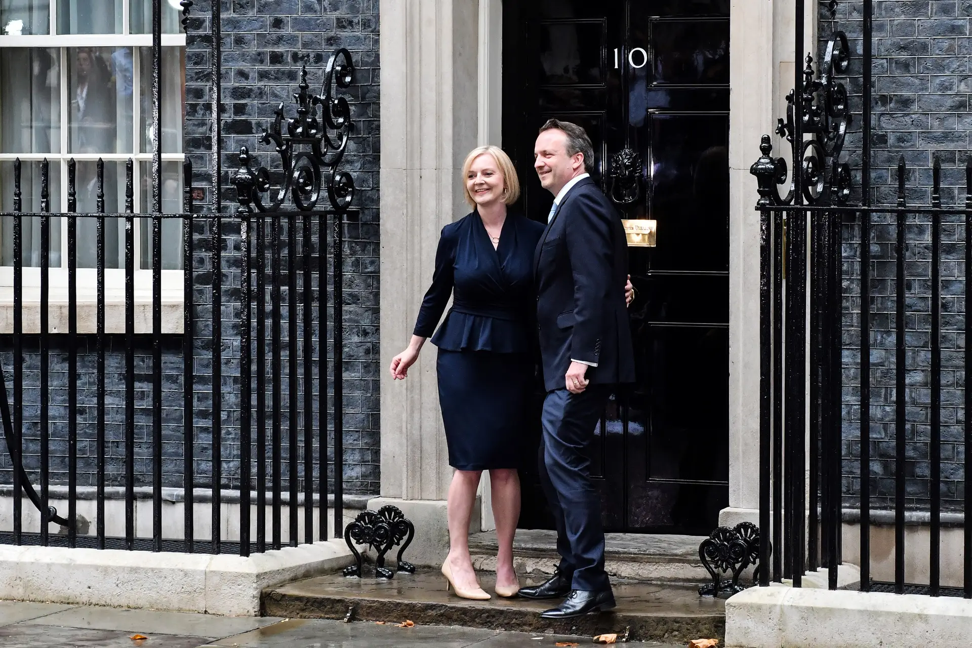 Liz Truss com o seu marido, Hugh O'Leary, fotografados, como é tradição, à porta de Downing Street, depois do primeiro discurso de Truss como primeira-ministra do Reino Unido