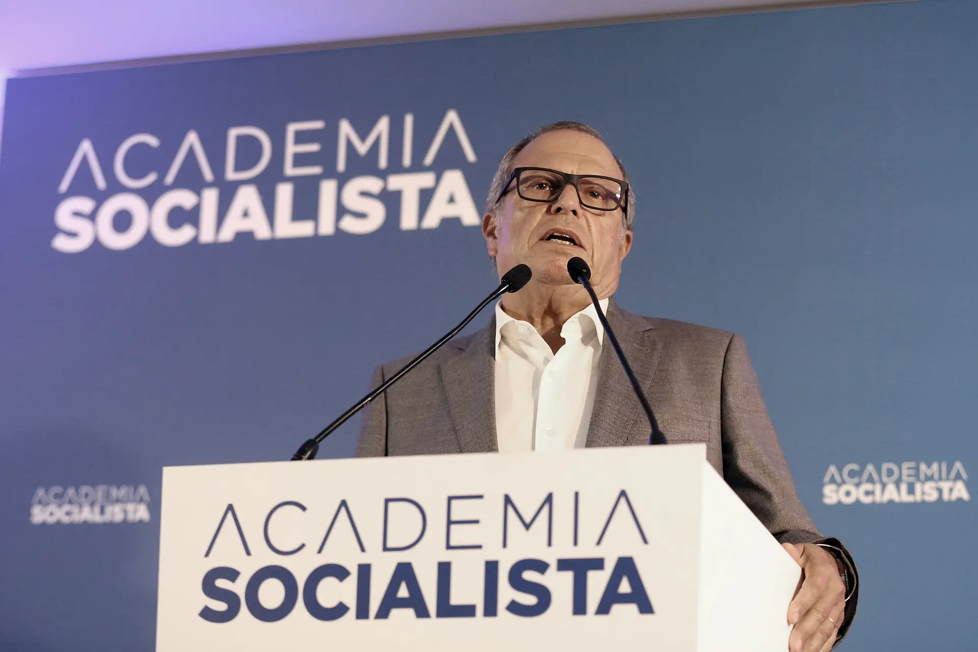 Carlos César avisa Governo e Santos Silva: "Não é pondo o carro à frente dos bois" nem "atacando a extrema-direita" que PS ganha eleições