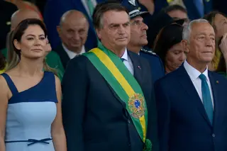 Presidente Bolsonaro con Marcelo Rebelo de Sousa en el podio presidencial