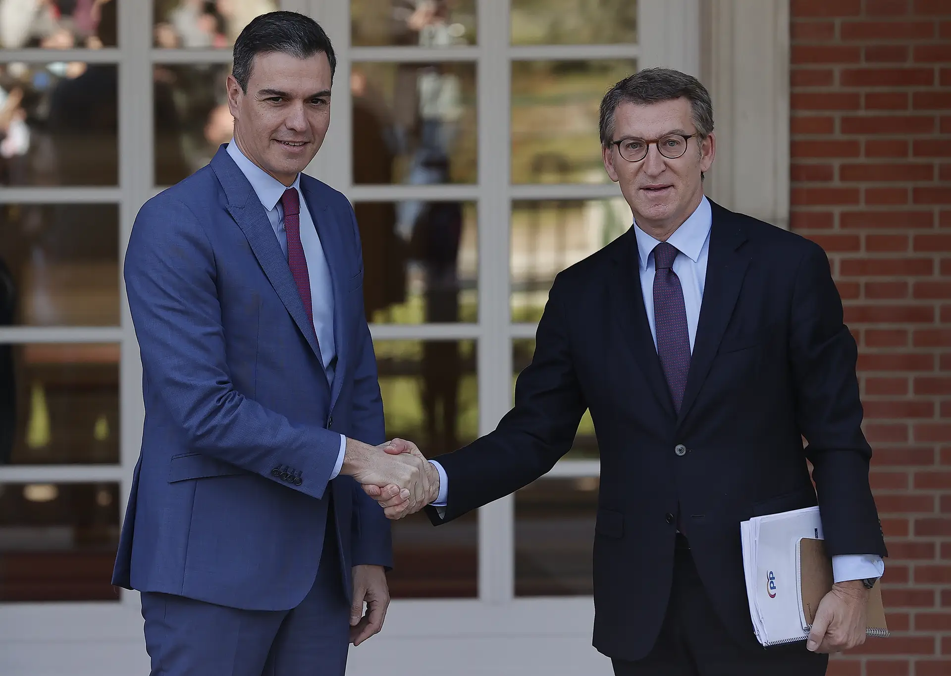 Pedro Sánchez (PSOE) e Alberto Núñez Feijóo (PP) no seu primeiro encontro oficial