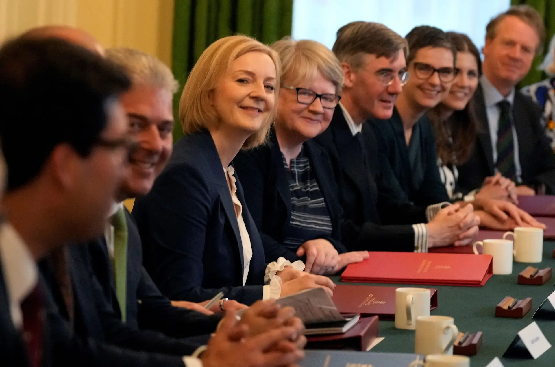 A primeira-ministra presidiu ao primeiro Conselho de Ministros a 7 de setembro de 2022. À sua esquerda reconhece-se o ministro da Justiça, Brandon Lewis. À direita de Liz Truss estão a ministra da Saúde e vice-primeira-ministra Therese Coffey; o ministro da Economia, Jacob Rees-Mogg; a do Trabalho, Chloe Smith; e a da Cultura, Media e Desporto, Michelle Donelan