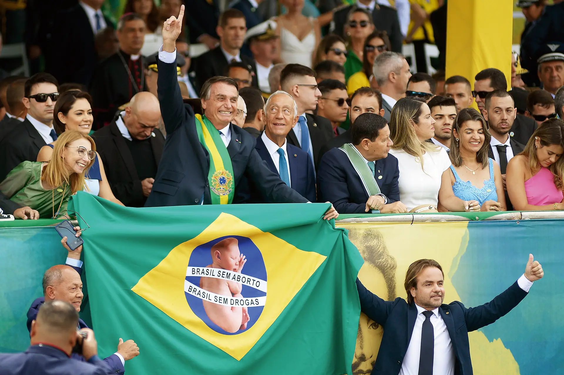 O Presidente português diz não se ter apercebido da mensagem que a bandeira na foto tinha