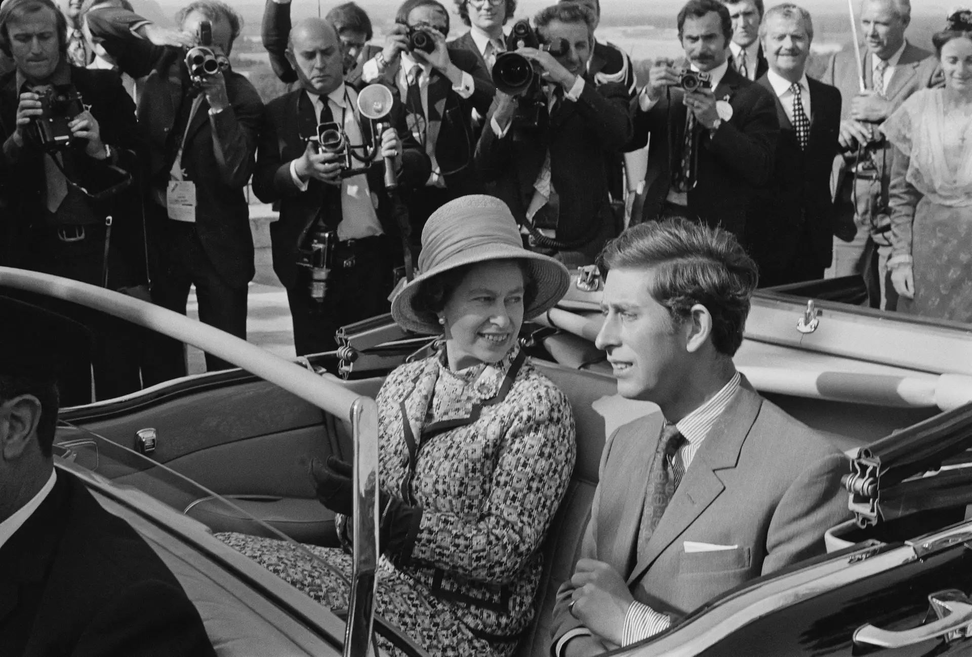 Isabel II e o príncipe Carlos, em 1972