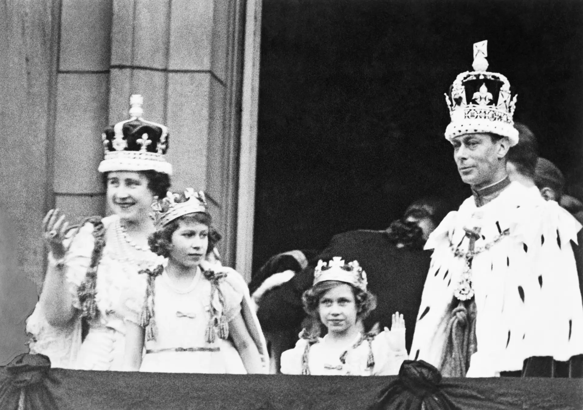 Saudar os súbditos à varanda do Palácio de Buckingham foi um hábito que acompanhou Isabel desde a infância