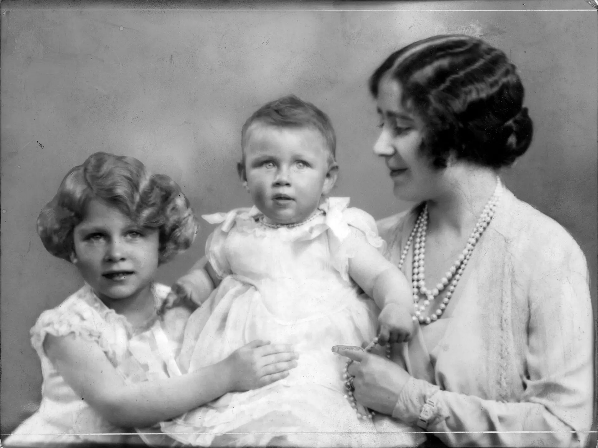 Elizabeth Alexandra Mary nasceu a 21 de abril de 1926, em Londres. Na foto, surge (à esq.) na companhia da mãe e da irmã mais nova, Margaret Rose, falecida em 2002