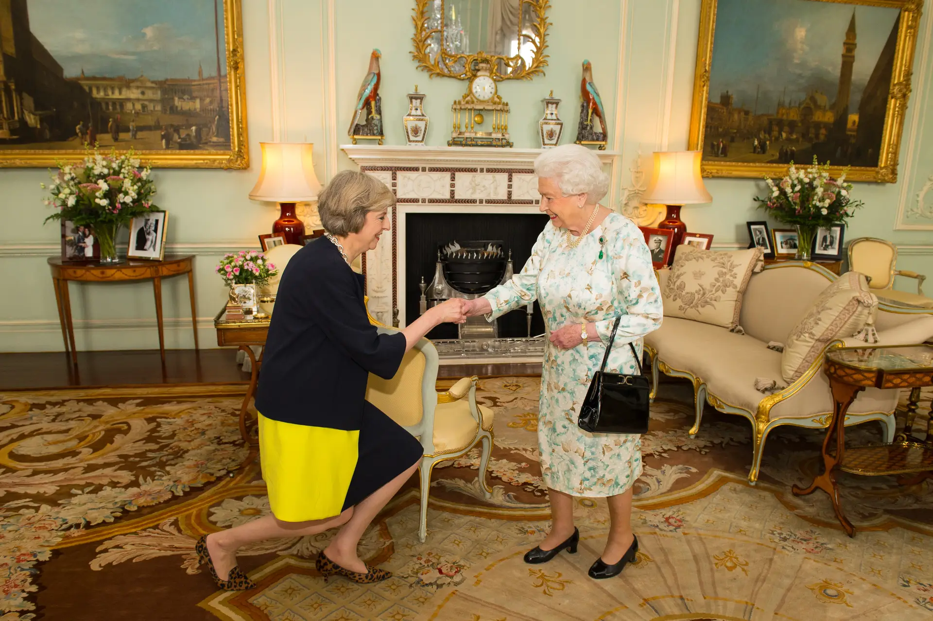 A 13 de julho de 2016, Isabel II recebeu a conservadora Theresa May, a quem convidou a formar governo