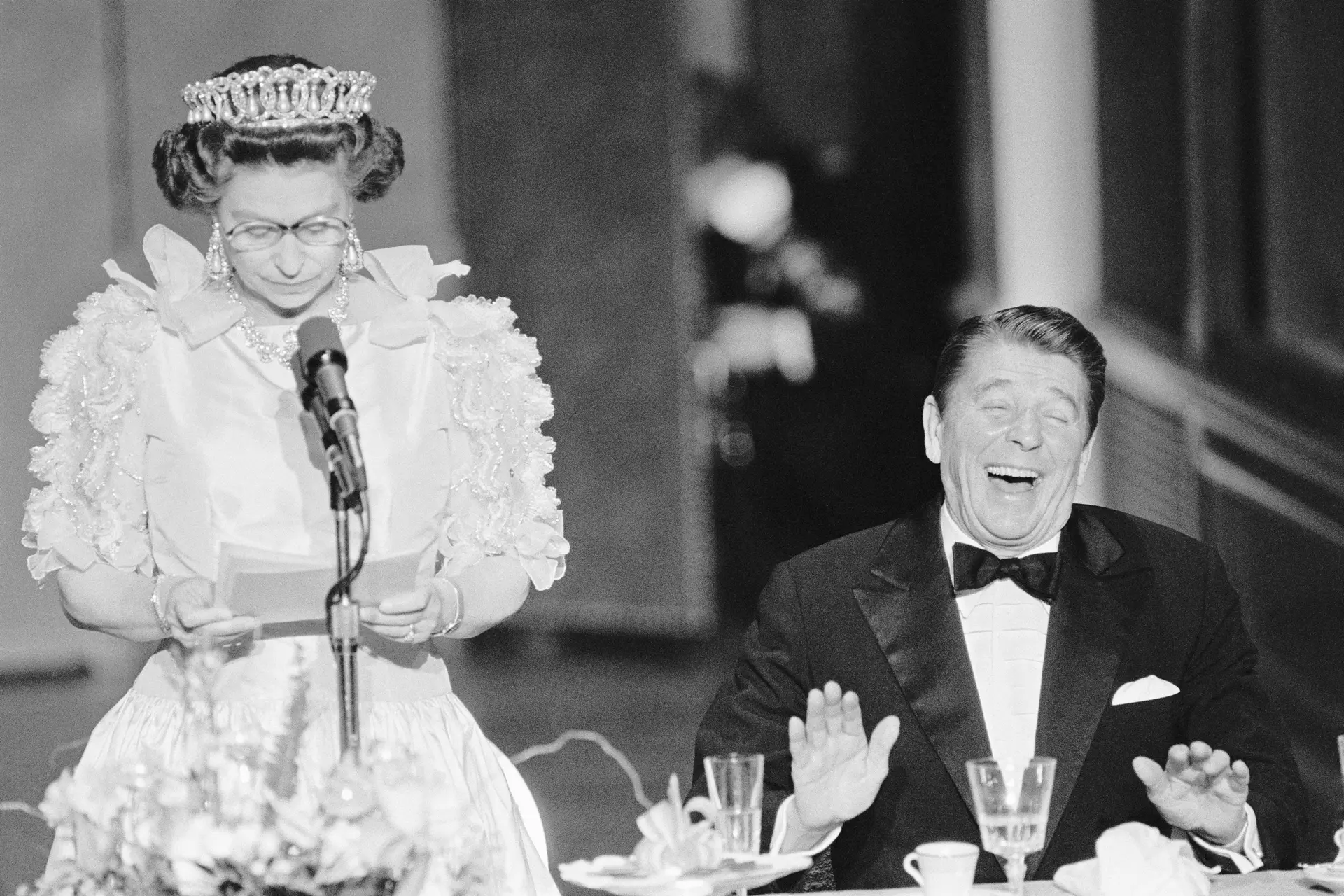 Dona de um sentido de humor particular, pôs o Presidente Ronald Reagan às gargalhadas, durante uma visita aos Estados Unidos, em 1983