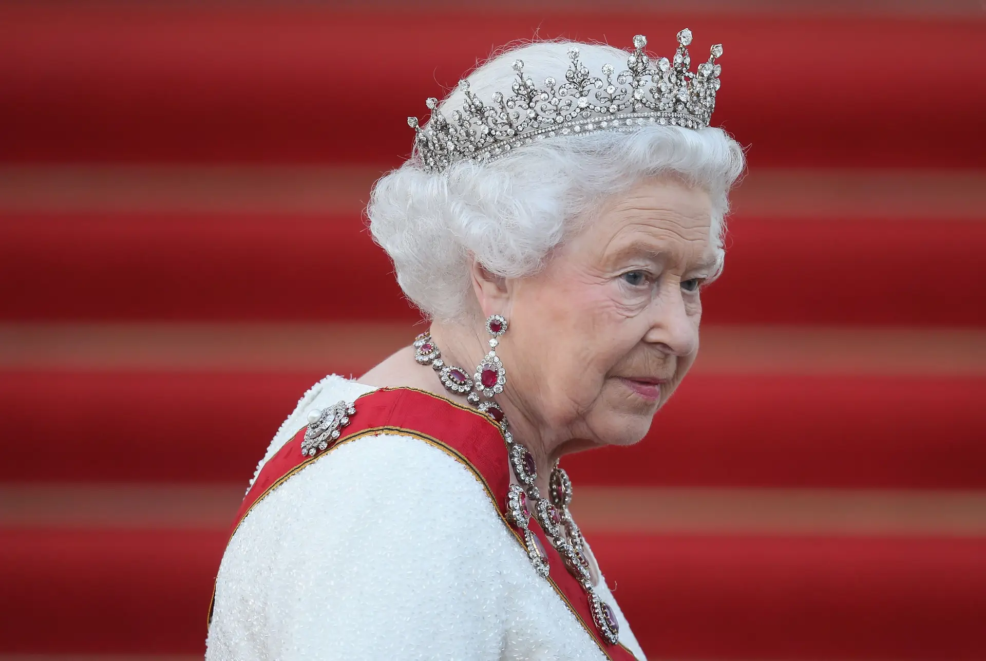 À chegada a um banquete em sua honra, durante uma visita à Alemanha, aos 89 anos de vida. Só muito recentemente, Isabel II começou a falhar compromissos oficiais