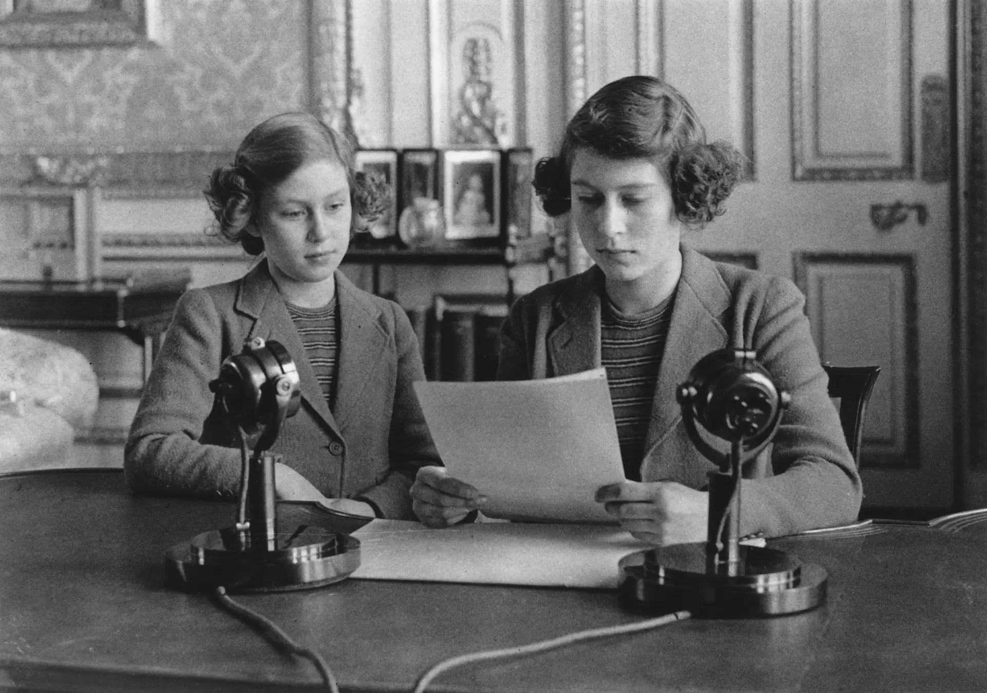 Durante a II Guerra Mundial, as princesas Isabel e Margarida participam numa emissão radiofónica destinada às crianças do império britânico