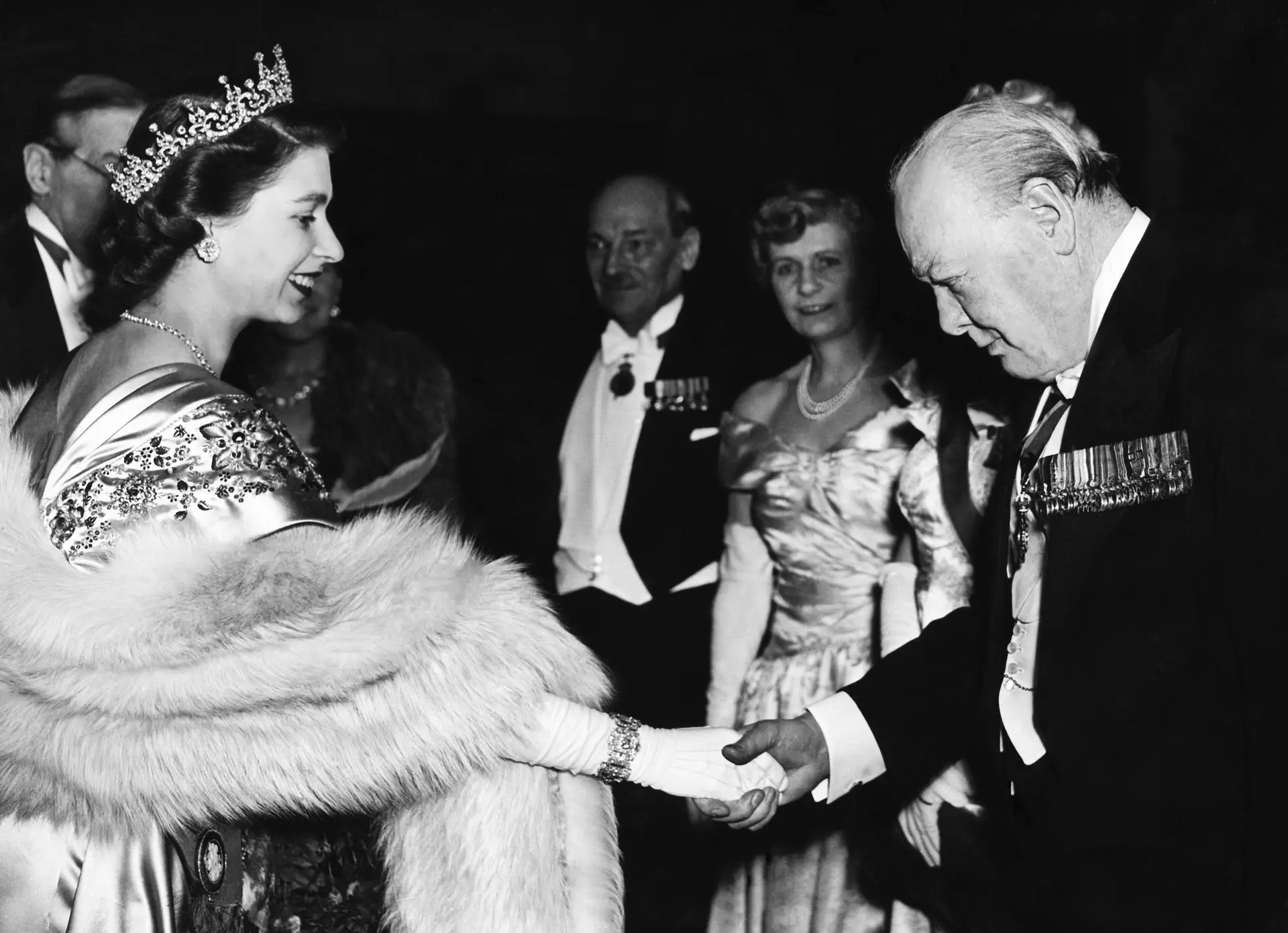 Nos tempos de princesa, cumprimentando Winston Churchill, que foi primeiro-ministro nos reinados de Jorge VI e Isabel II