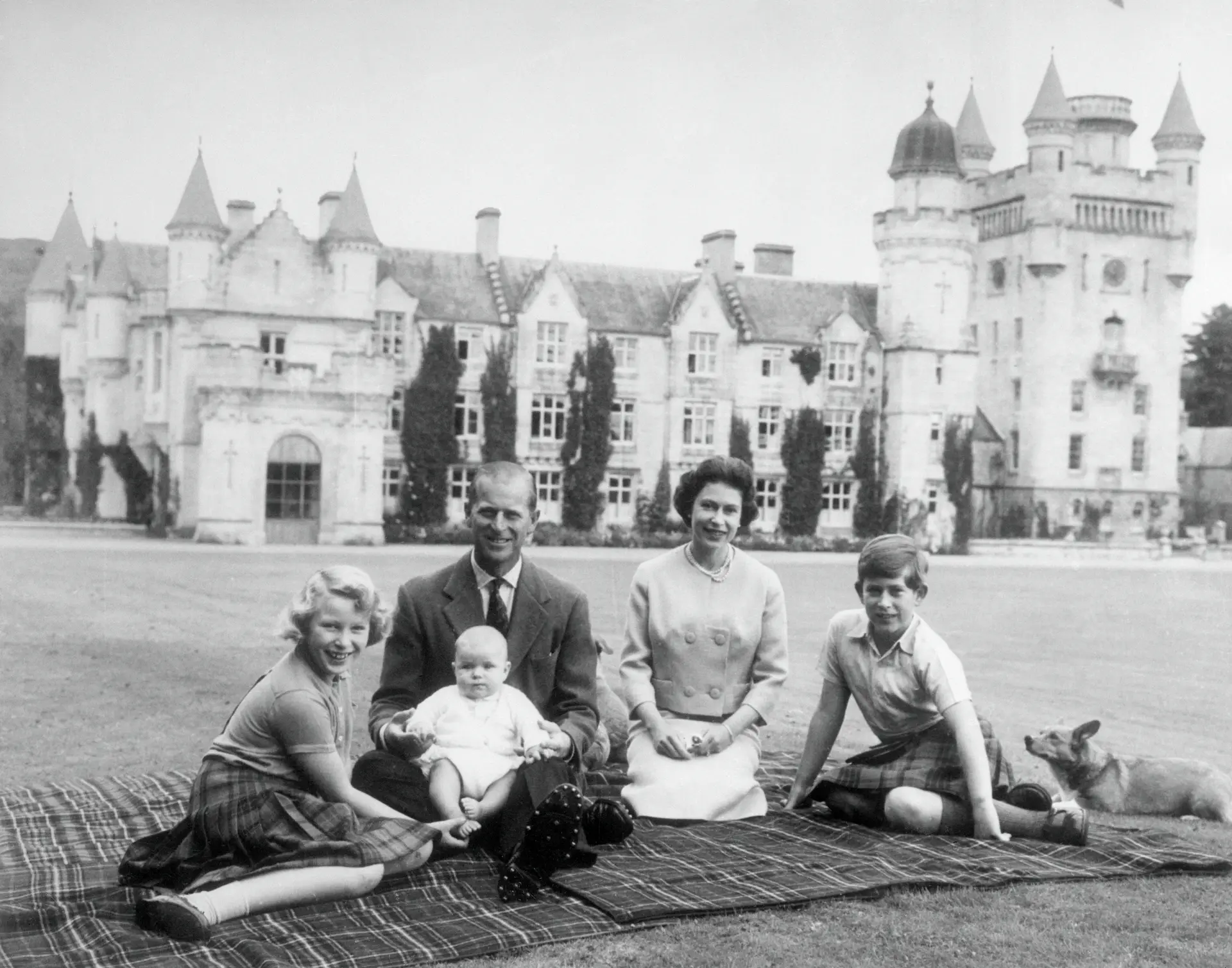 Em 1960, com o marido e os três filhos mais velhos, nos jardins do Castelo de Balmoral