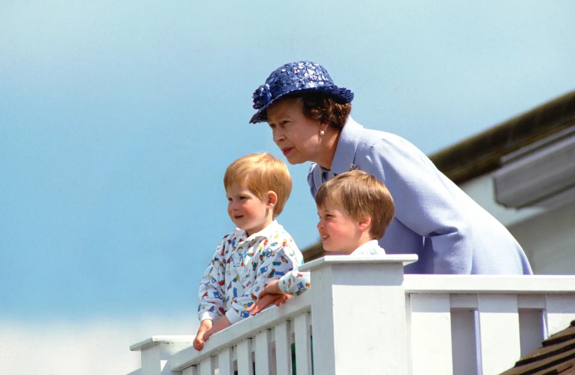Com os netos William e Harry, na tribuna real de um clube de pólo, em 1987