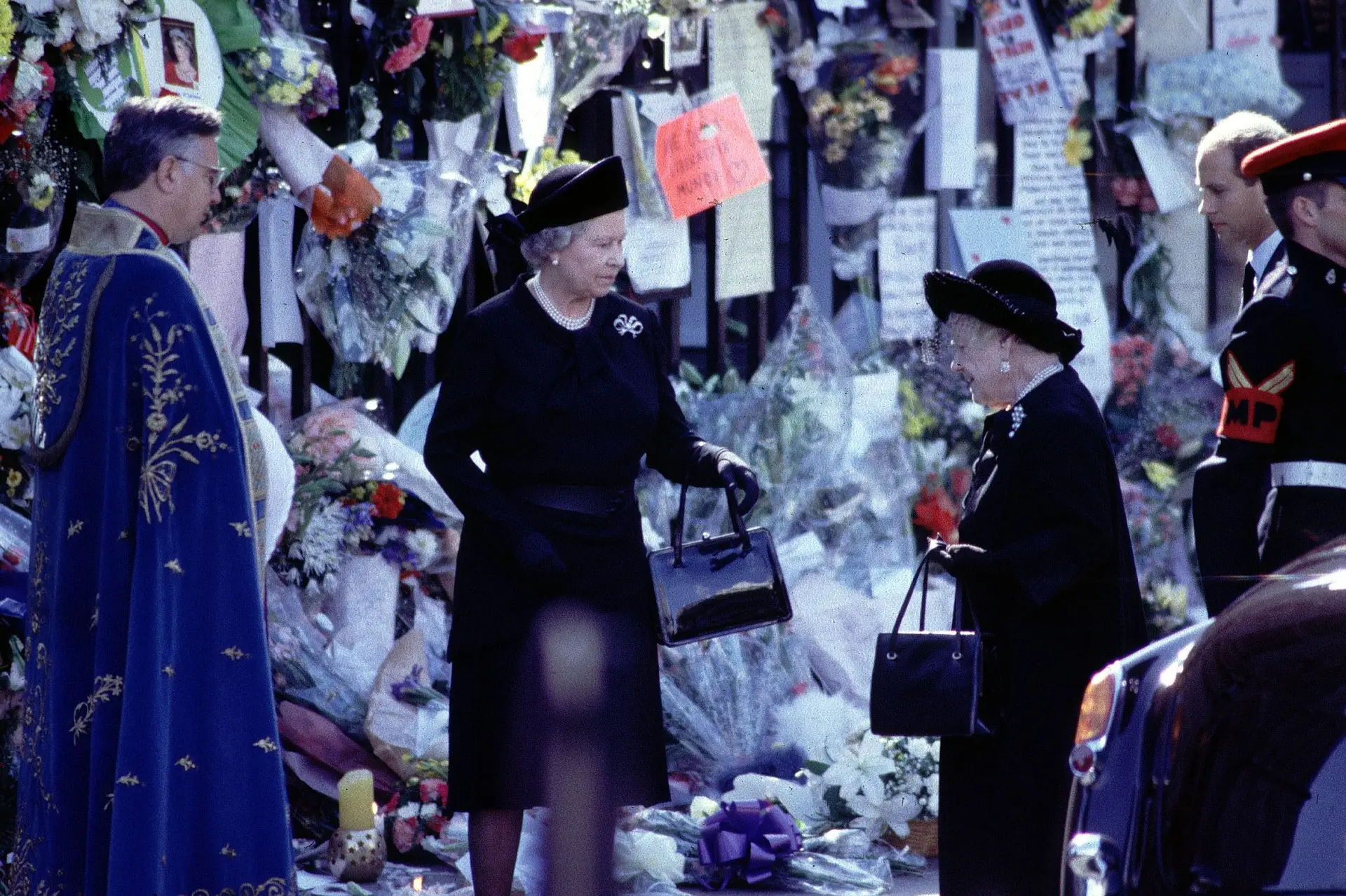 Os súbditos não compreenderam o silêncio de Isabel II quando Diana morreu e criticaram-na