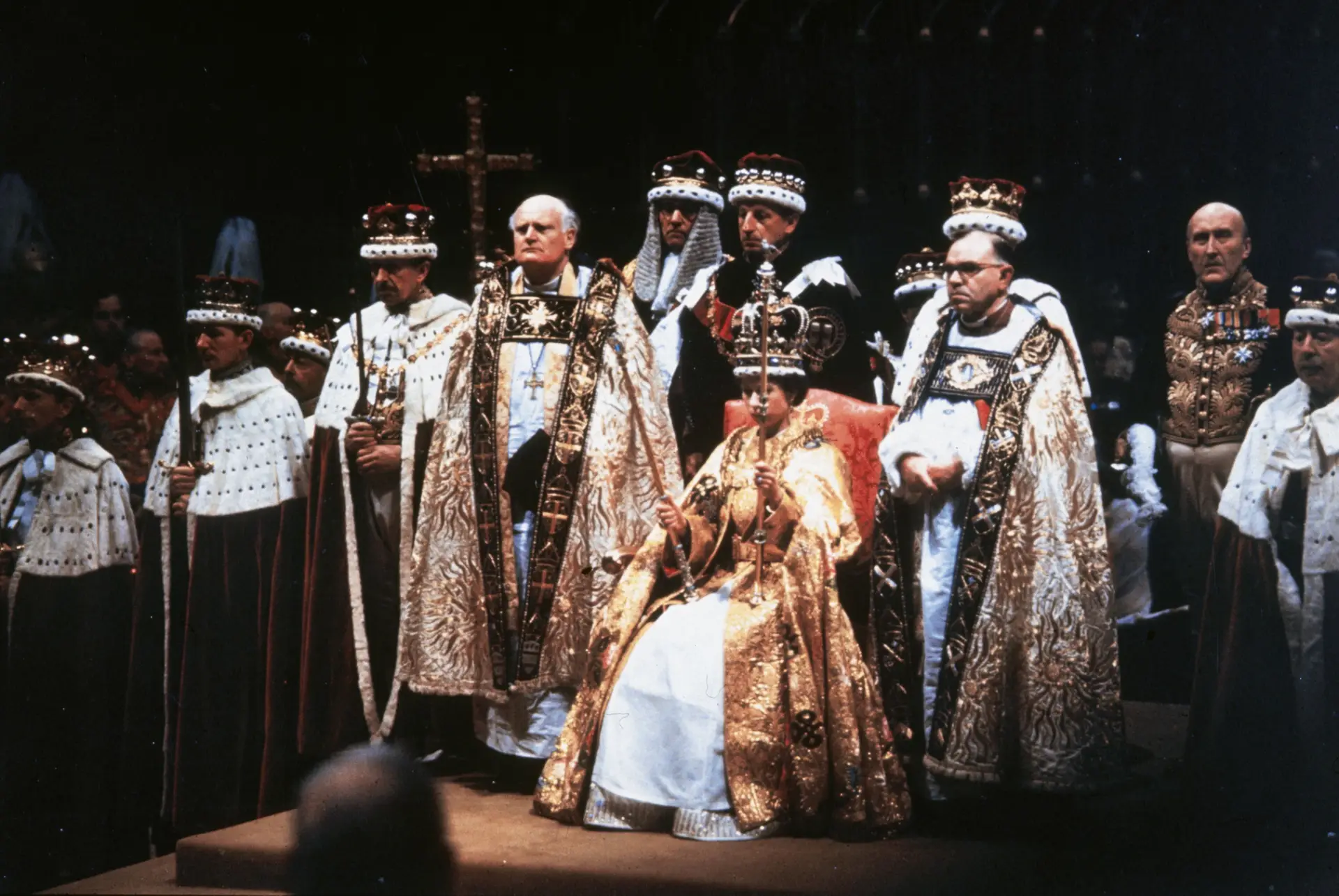 Isabel foi coroada rainha a 2 de junho de 1953, na Abadia de Westminster. Tinha 27 anos