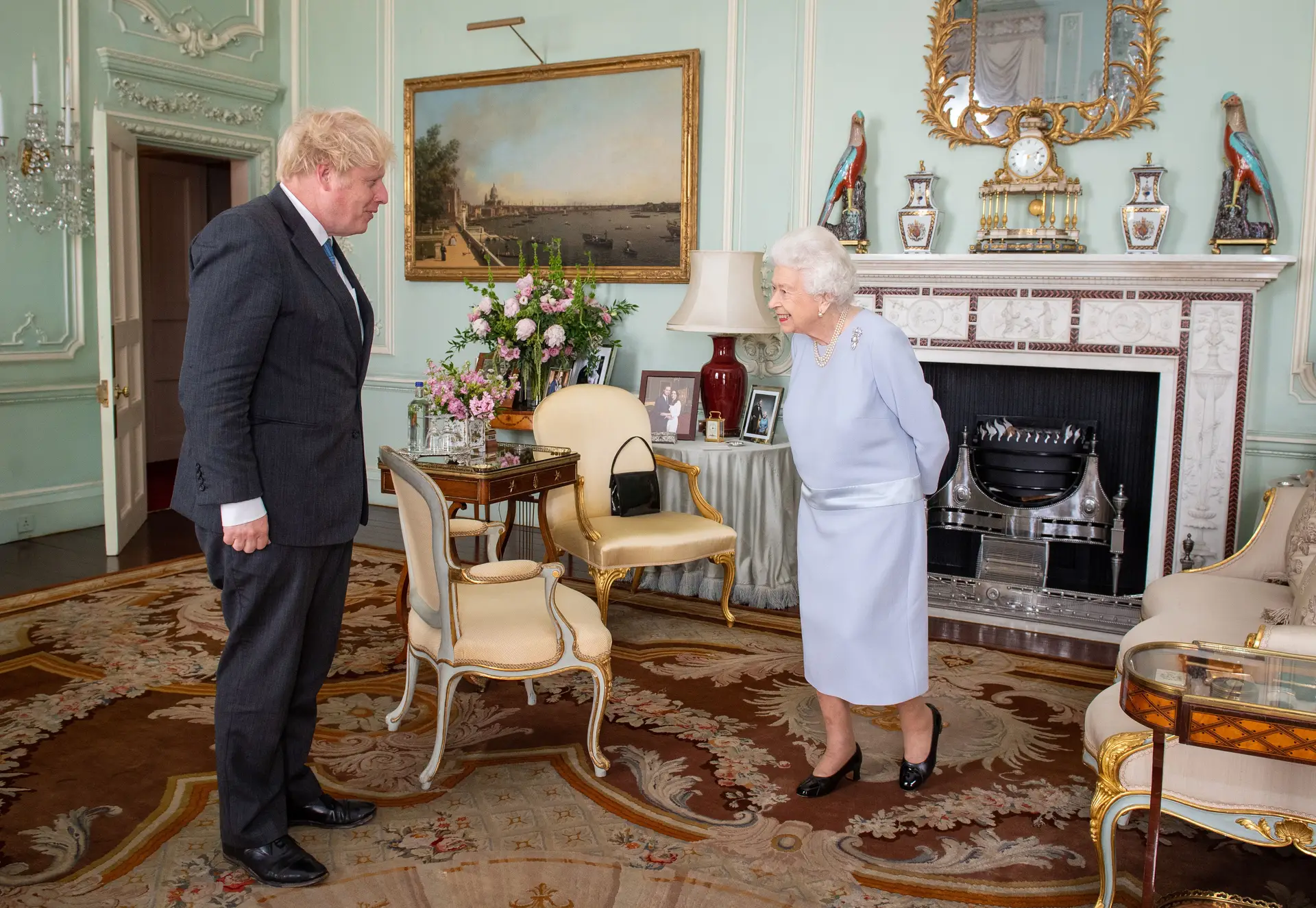 A pandemia de covid-19 acabou com as audiências semanais presenciais entre rainha e chefe de governo. Esta imagem regista o primeiro encontro com Boris Johnson passada a tormenta