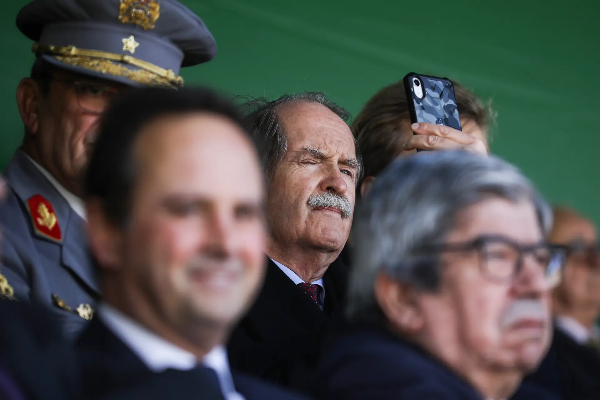 O Duque de Bragança, Dom Duarte Pio, tira uma fotografia durante as cerimónias oficias do Dia da Restauração da Independência, na Praça dos Restauradores, em Lisboa, 01 de dezembro de 2019