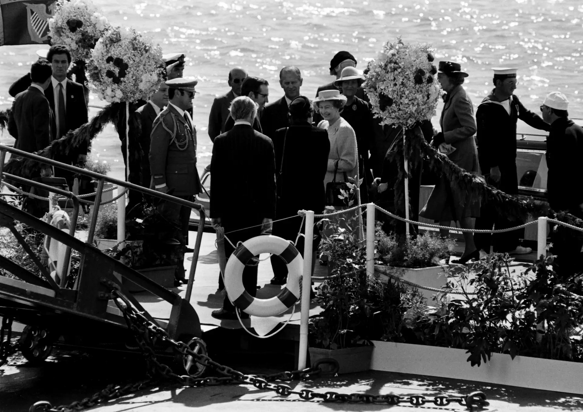Isabel II esteve duas vezes em Portugal, foi condecorada por Soares e recebeu quatro Presidentes (o último tem uma história)