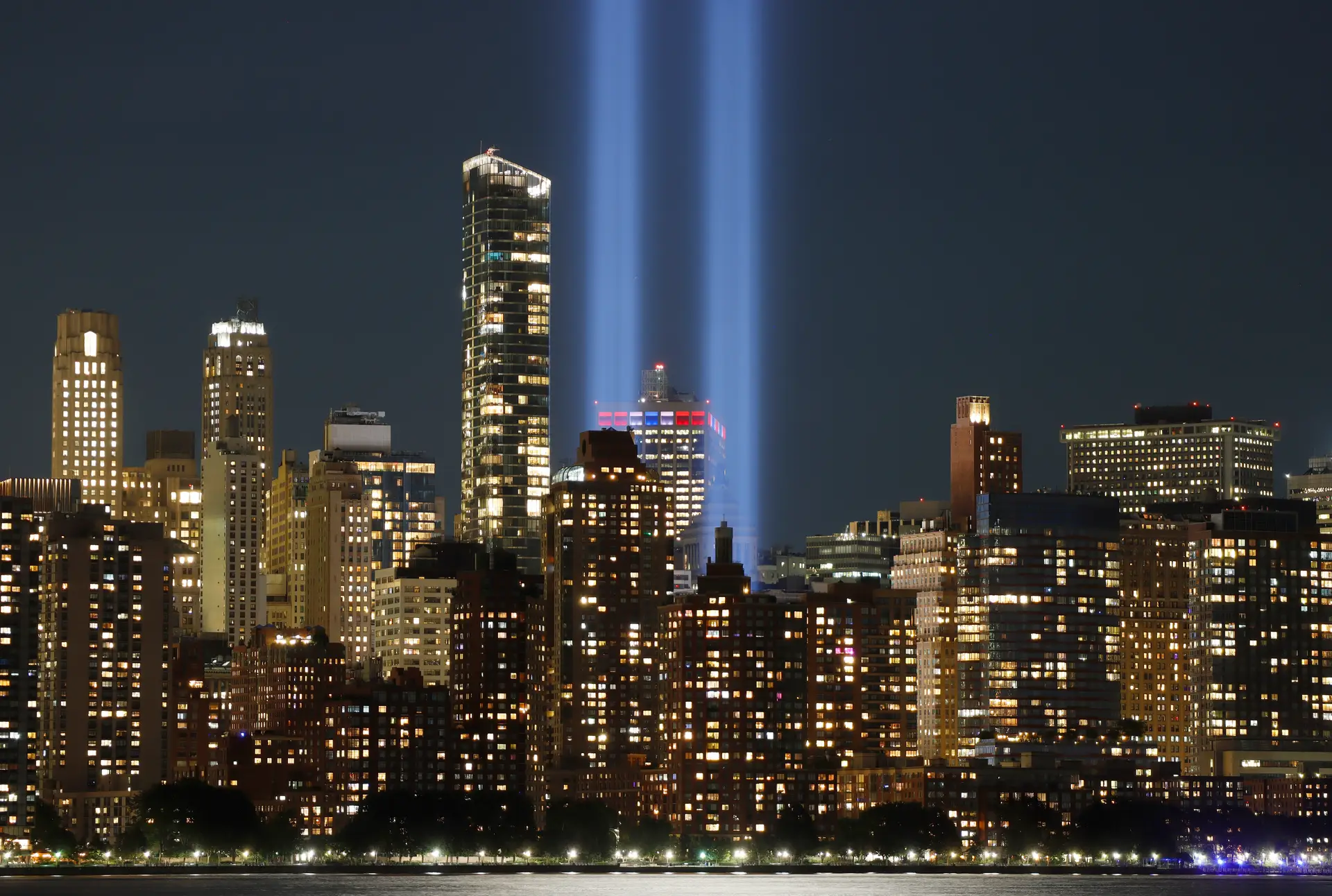 Dois feixes de luz, no local onde se erguiam as Torres Gémeas, iluminam os céus de Nova Iorque, numa homenagem às vítimas do 11 de Setembro