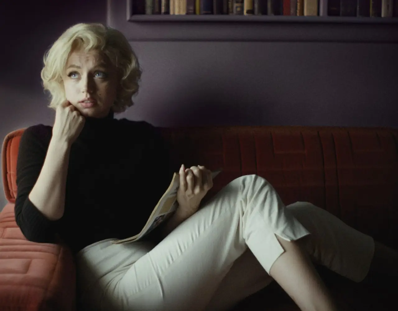 Ana de Armas capricha no ‘boneco’, falha na alma de Marilyn, em “Blonde”
