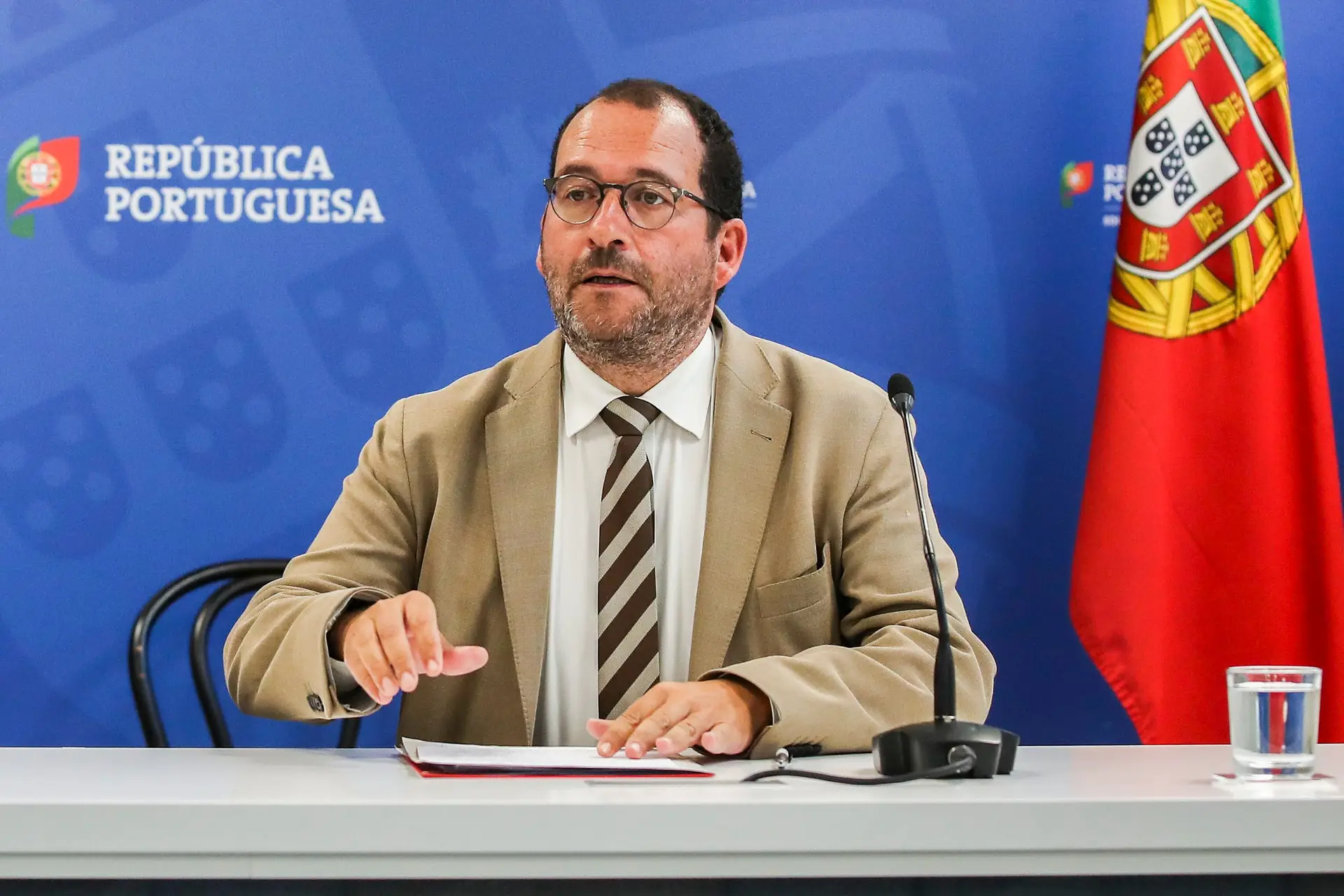 Autonomia para escolas escolherem professores afasta sindicatos e Ministério na primeira reunião