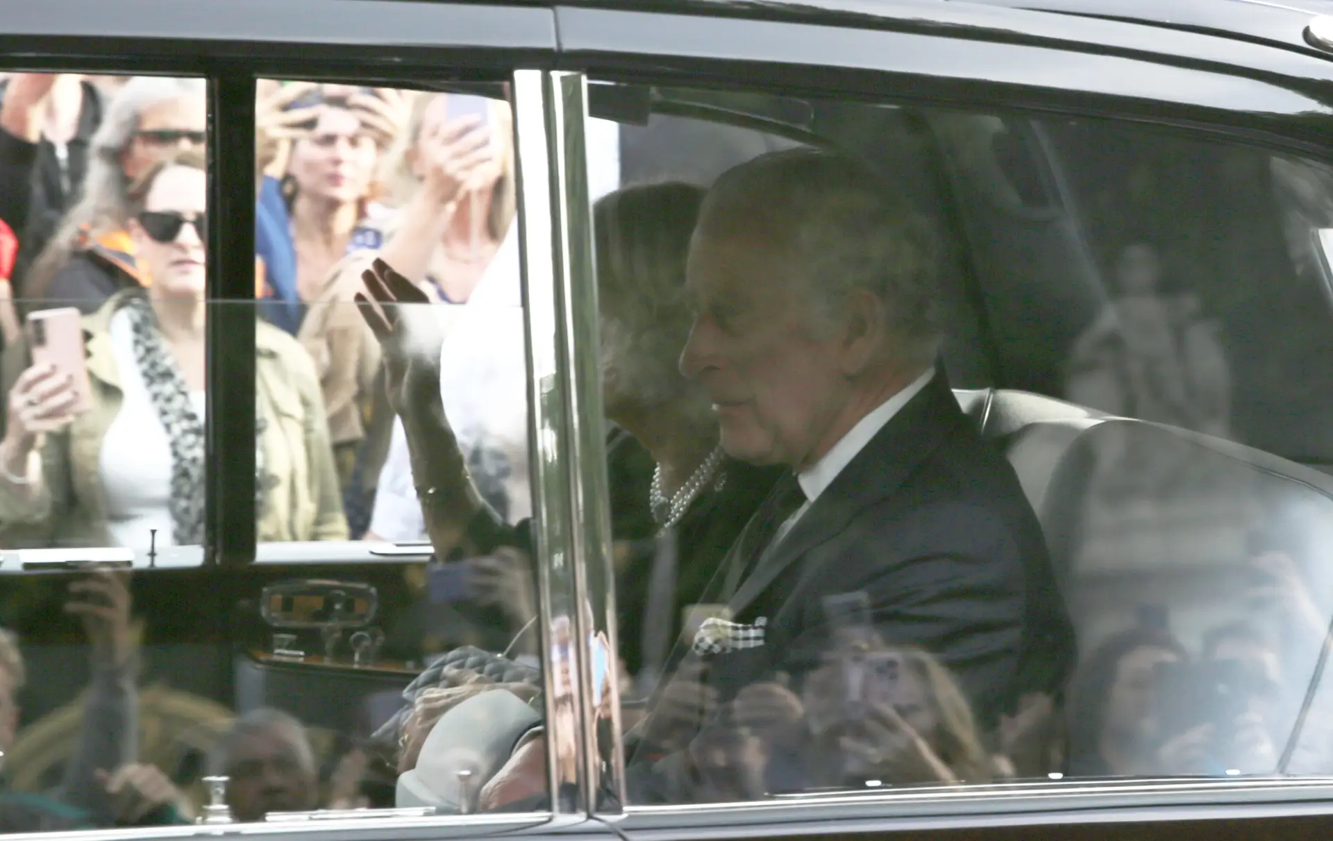 O rei Carlos III à chegada ao Palácio de Buckingham, em Londres