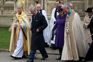Carlos III e a rainha consorte Camilla com o arcebispo da Cantuária