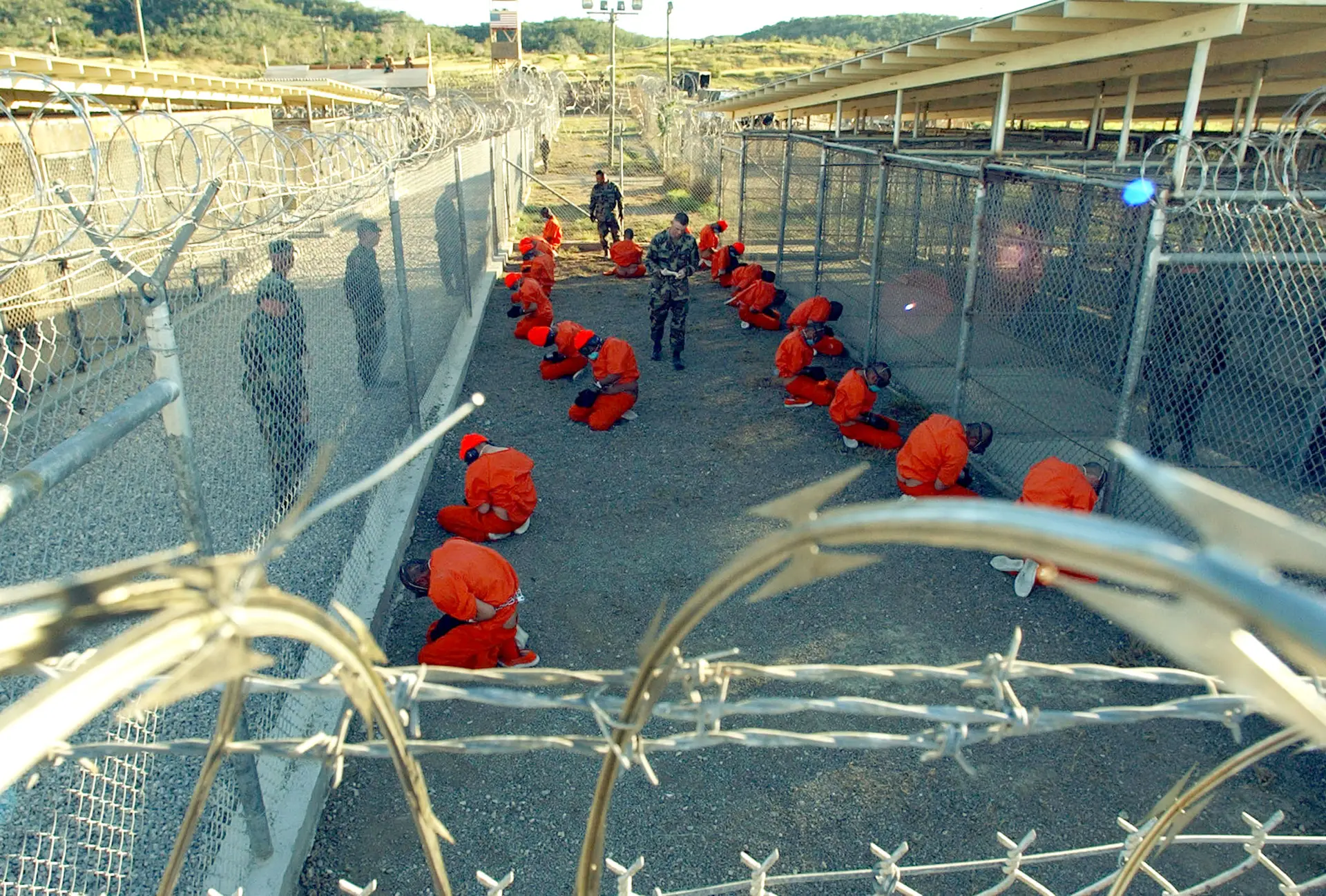 Os fatos cor de laranja dos detidos tornaram-se símbolo da infâmia que Guantánamo se tornou