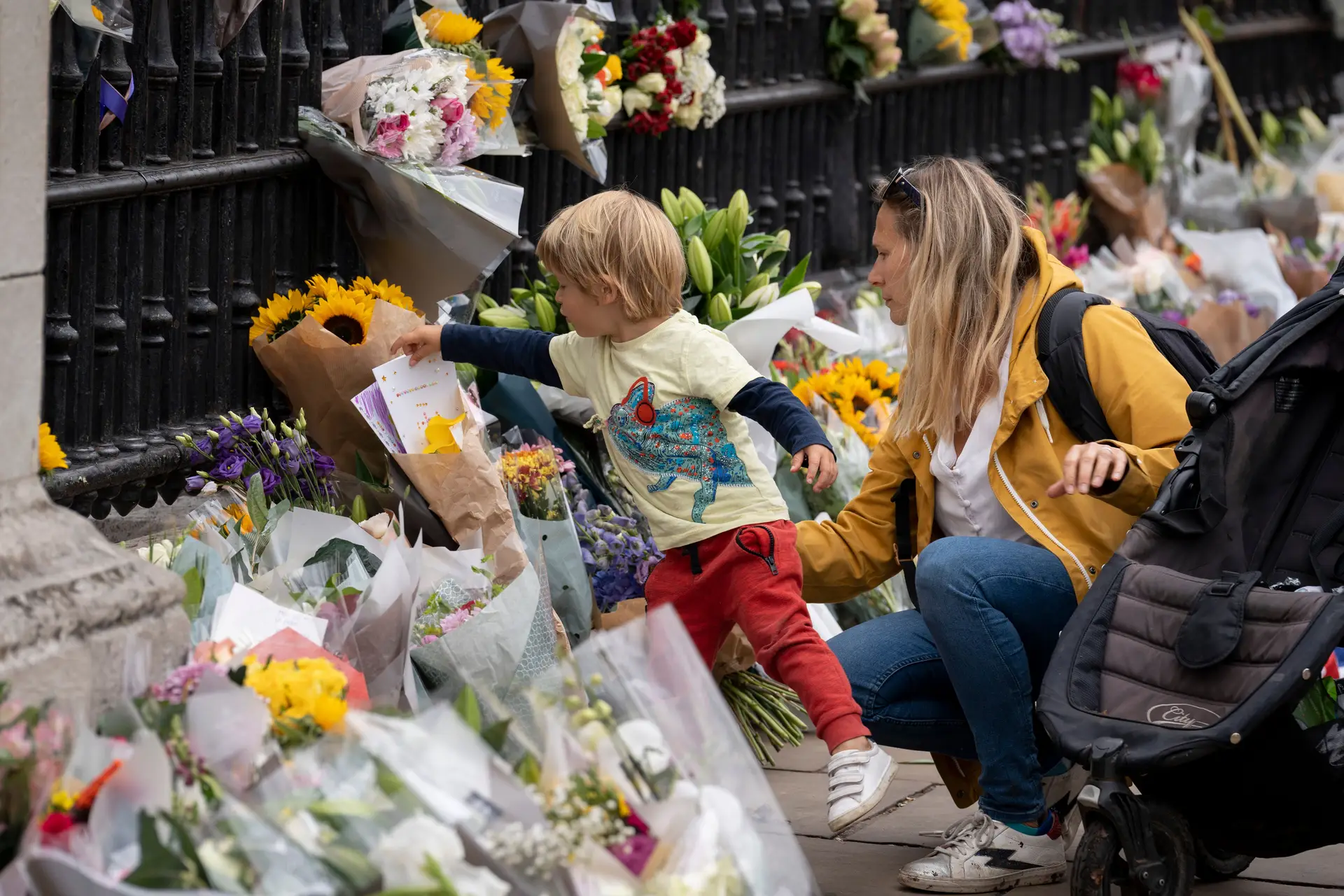 Dia “D+0” do luto no Reino Unido. O silêncio de um país a quem morreu “a mãe, a avó e a irmã”