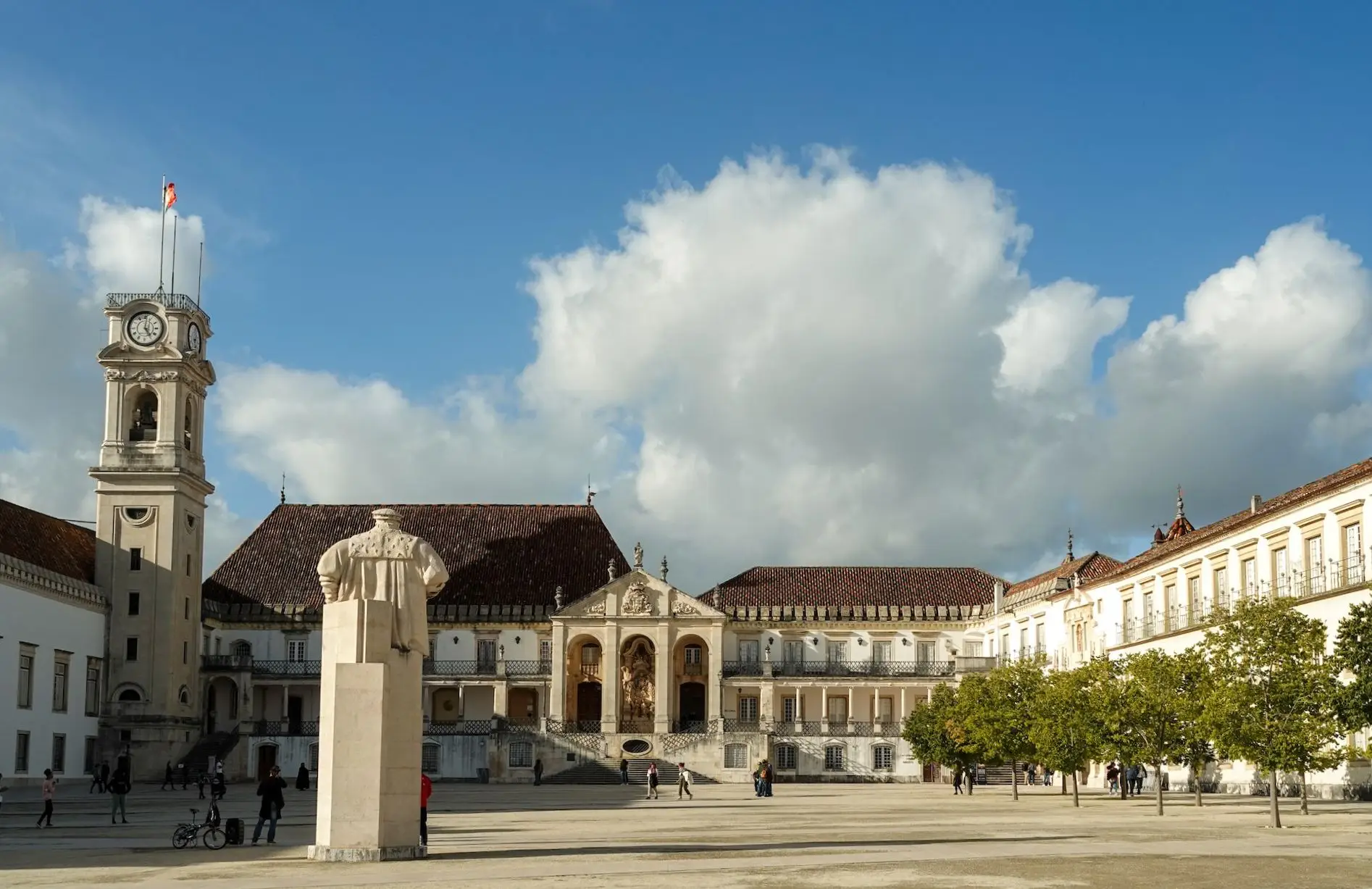 Universidade de Coimbra quer deixar de fazer exames em papel em 2023/24