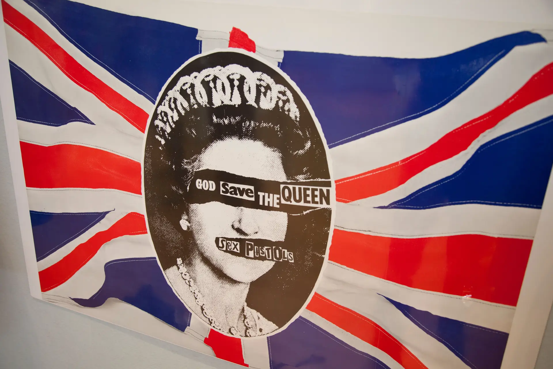 Sex Pistols reagem à morte da Rainha Isabel II. À sua maneira