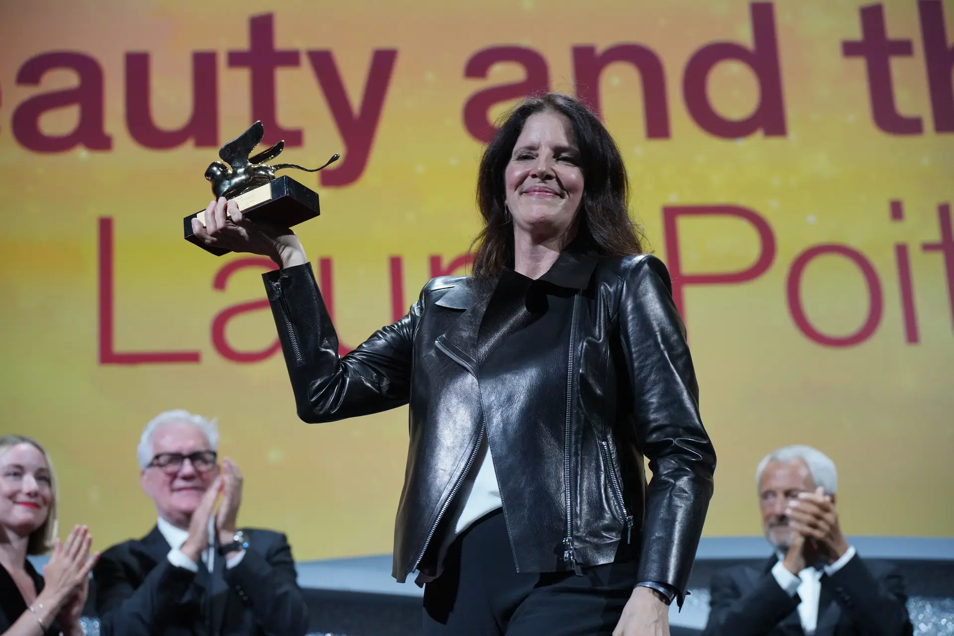 Laura Poitras com o Leão de Ouro