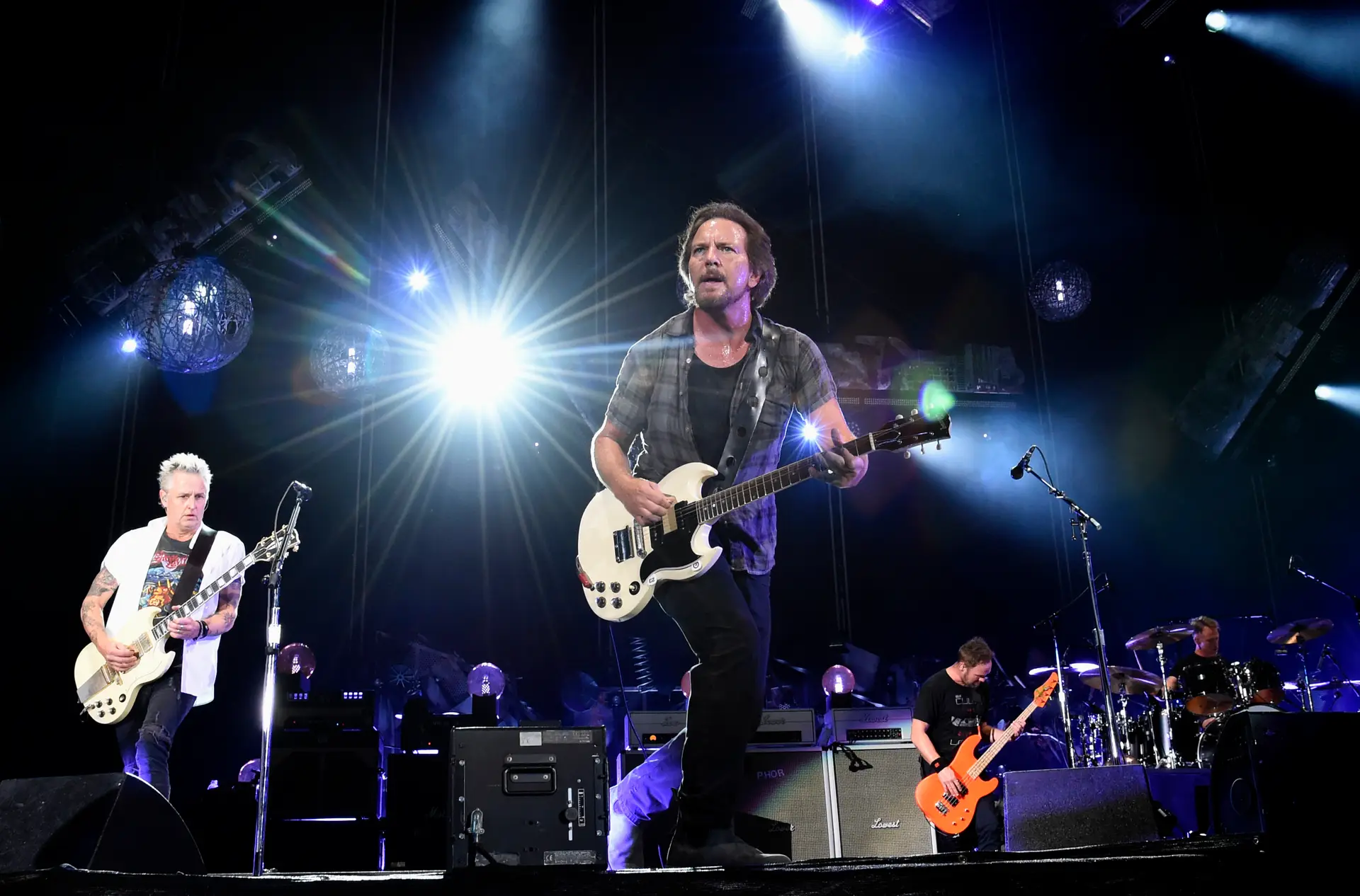 No dia em que a Rainha de Inglaterra morreu, os Pearl Jam tocaram ‘Her Majesty’