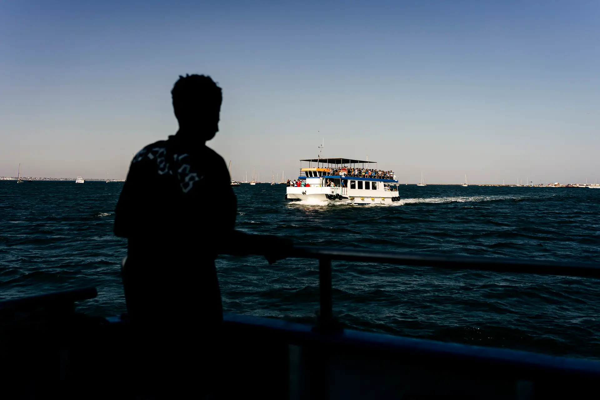 Só há uma forma de chegar à ilha da Culatra: de barco. Seja o barco da carreira (ou ferry, como lhe chamam os turistas); seja num dos muitos táxis que existem no porto 