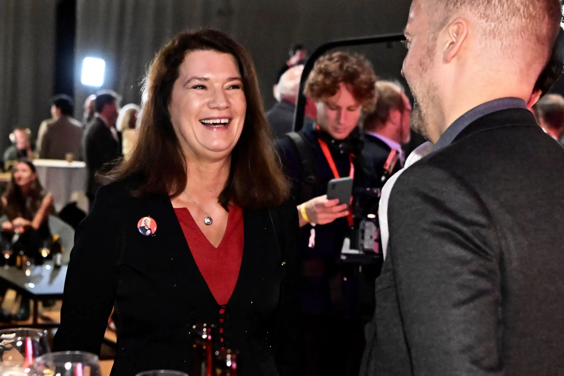A ministra sueca dos Negócios Estrangeiros e membro dos Social Democratas, Ann Linde, reage em Estocolmo à apresentação das sondagens à boca da urna, que dão a vitória ao seu partido