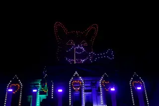 Durante a celebração dos 70 anos de reinado de Isabel II, um espetáculo luminoso com drones formou a cabeça de um corgi por cima do palácio de Buckingham
