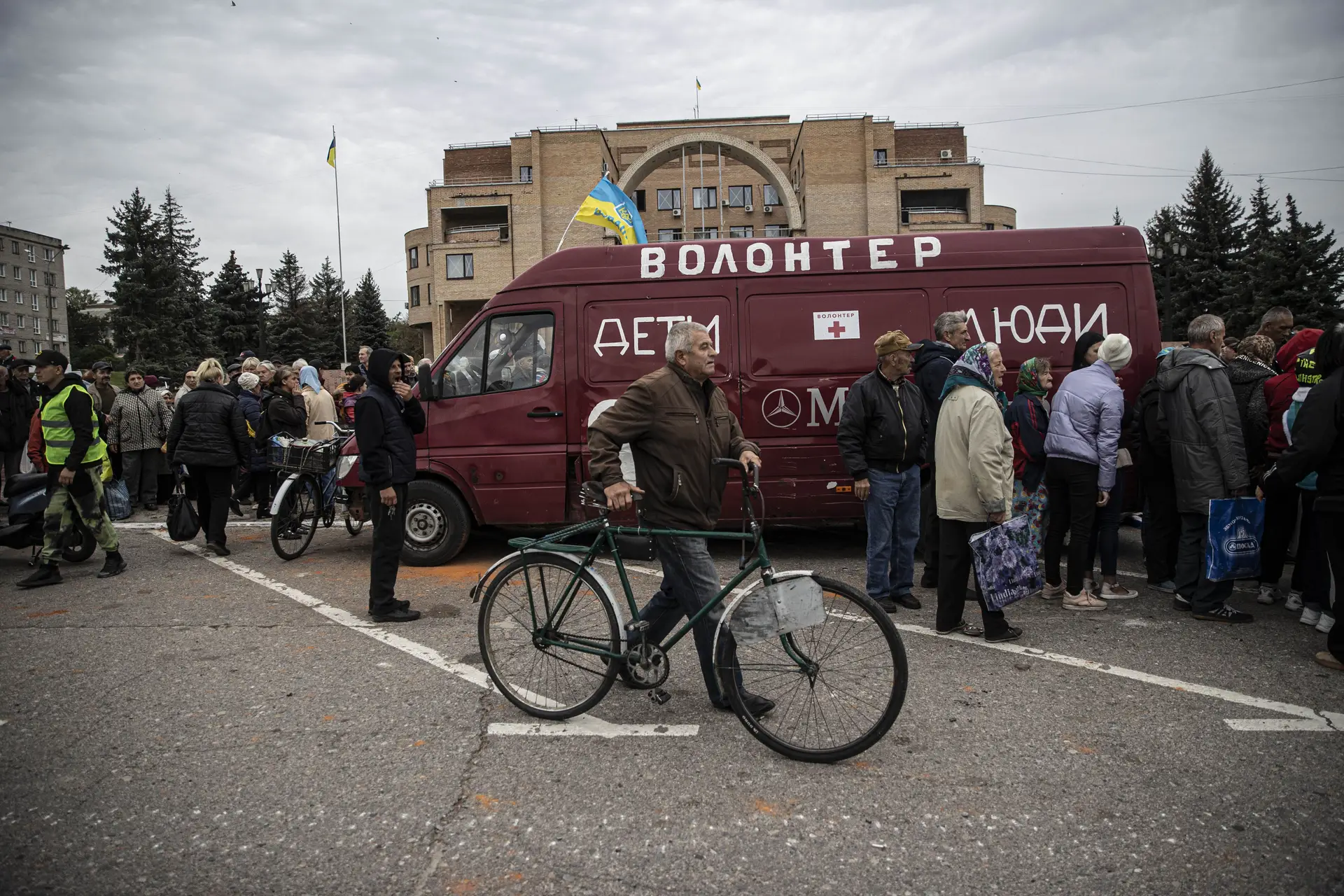 Distribuição de ajuda humanitária a residentes da cidade de Balakliya, perto de Kharkiv, libertada pelas forças ucranianas