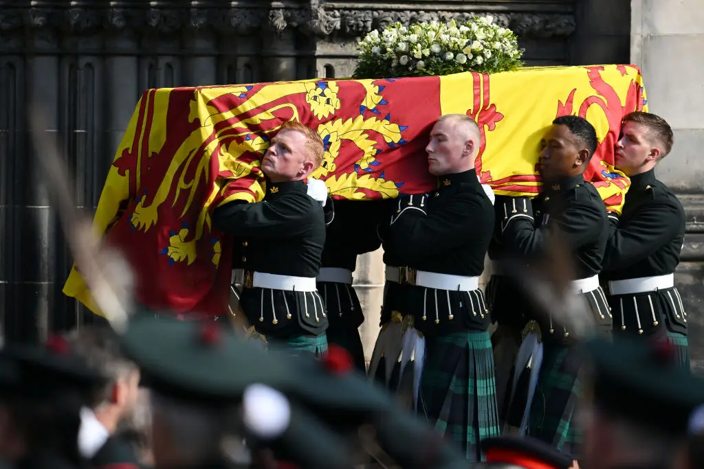 Caixão de Isabel II chega à Catedral de Edimburgo para homenagens
