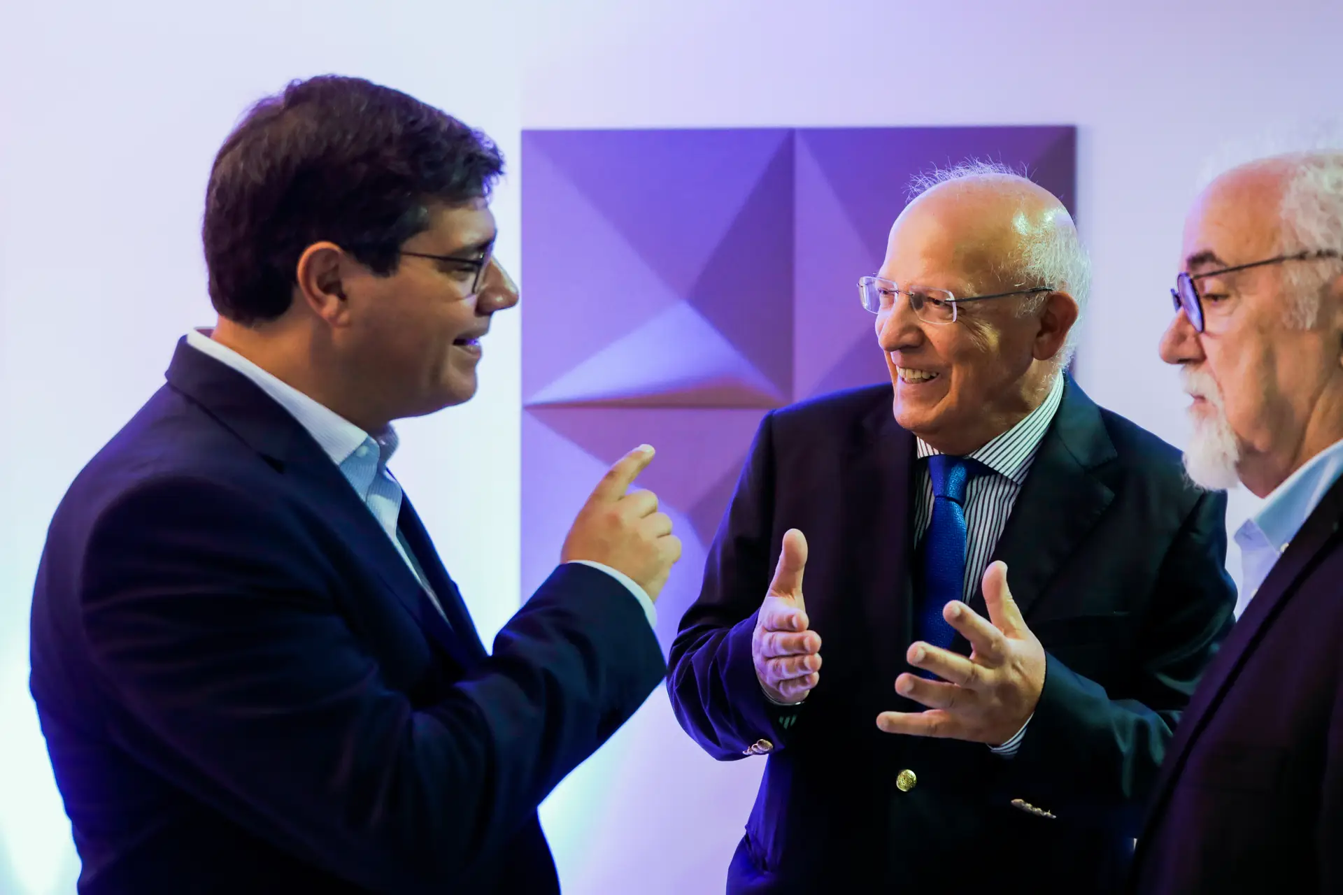 Santos Silva à conversa com o líder parlamentar do PS e com o ex-ministro Vieira da Silva