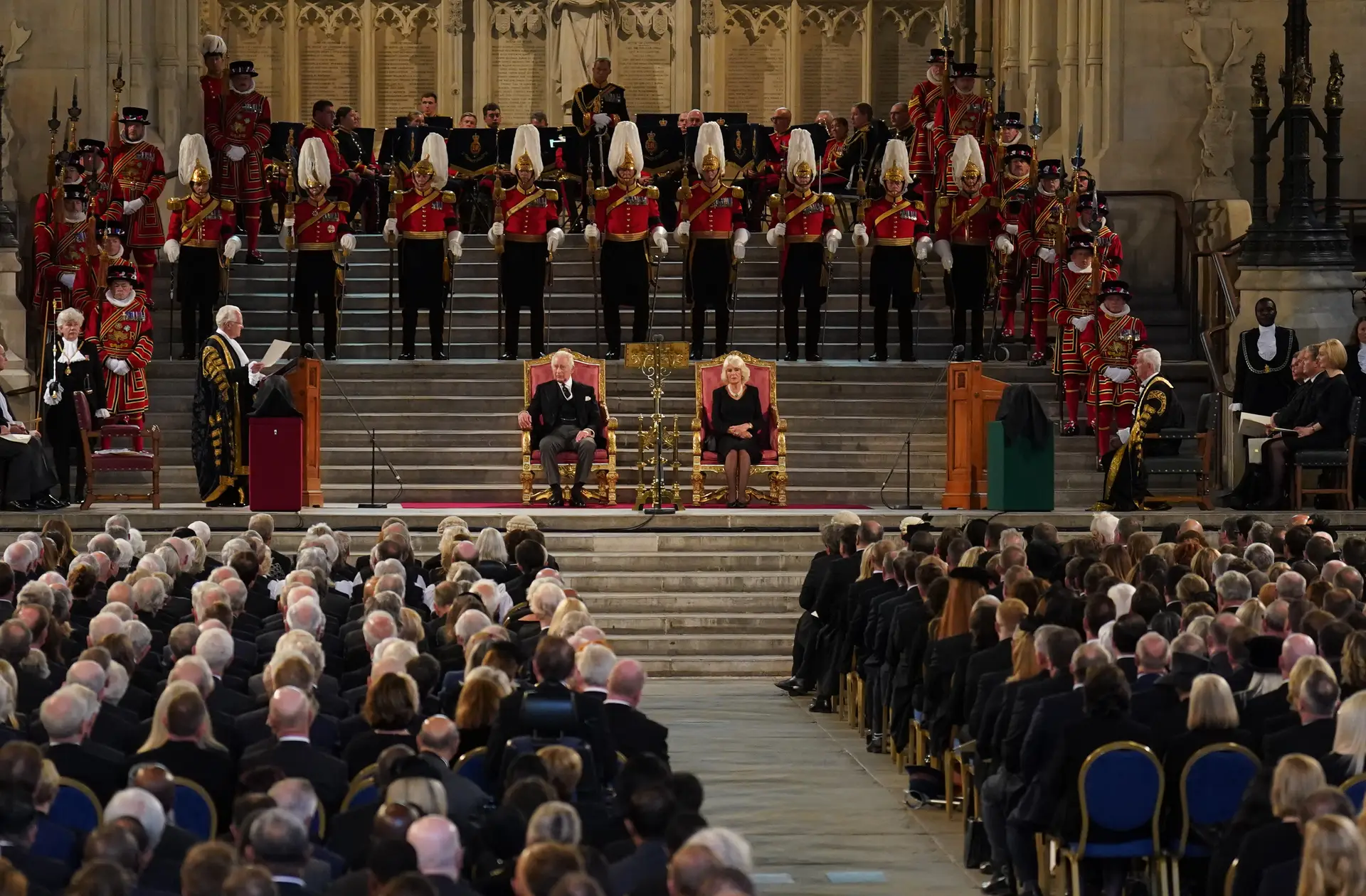 Carlos III admite "peso da História" no primeiro discurso no parlamento